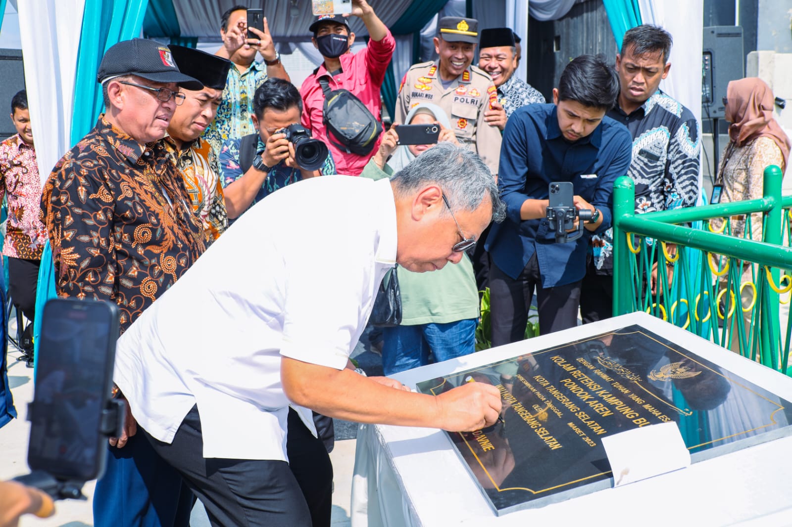 Wali Kota Tangerang Selatan Benyamin Davnie meresmikan kolam retensi atau tandon Kampung Bulak