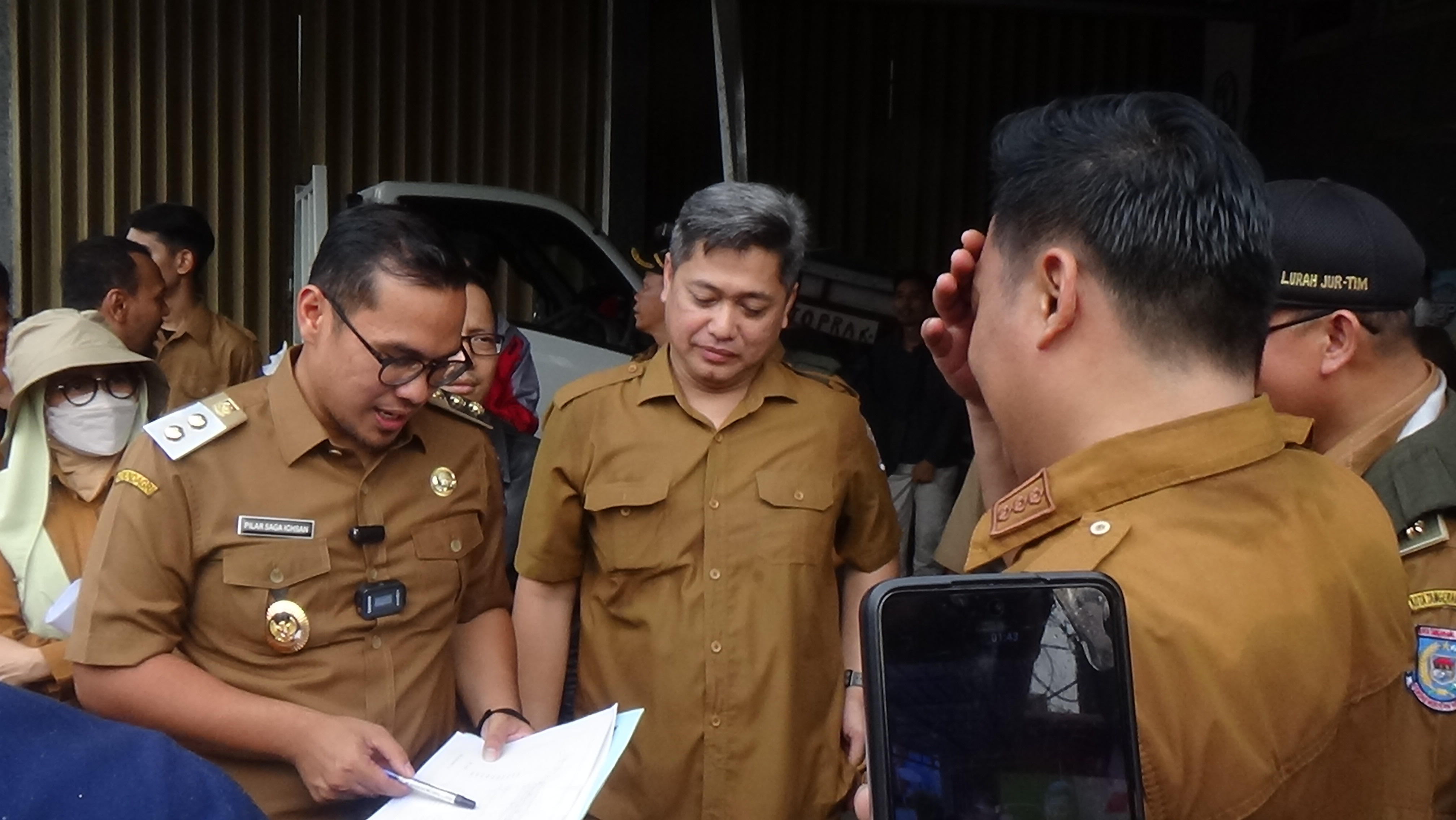 Wakil Walikota cek persiapan revitalisasi drainase yang menggenangi Jl. Ceger Raya