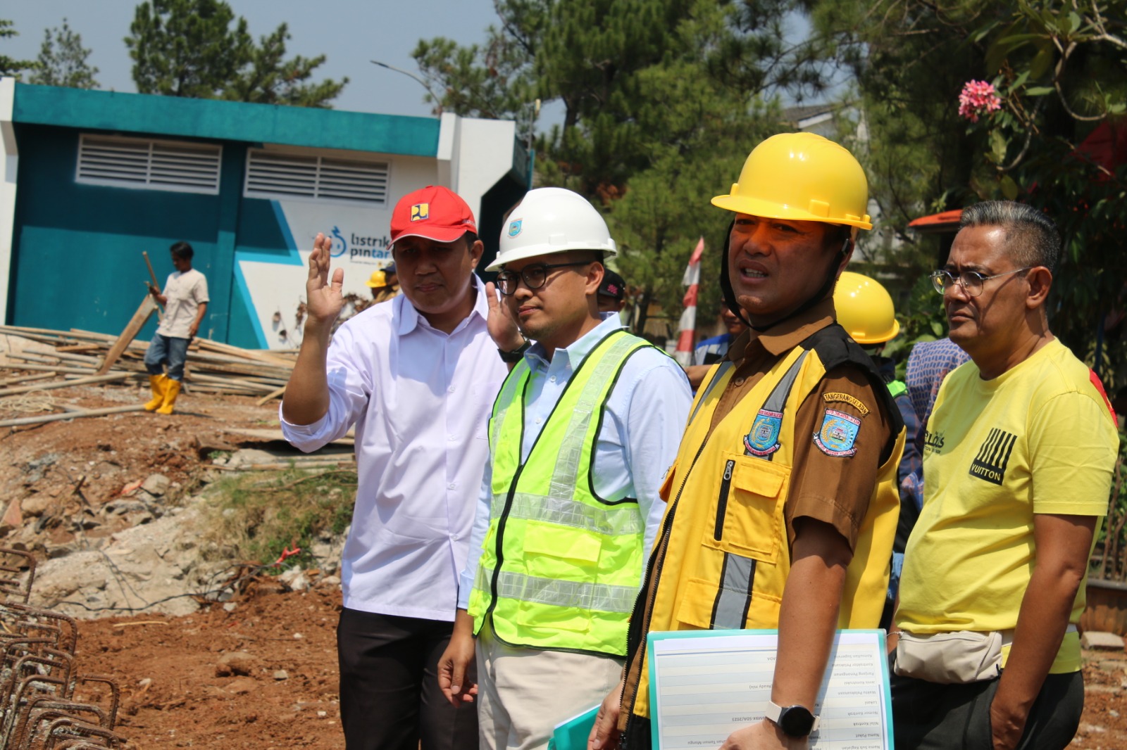 Walikota Tangerang Selatan Pilar Saga Ichsan bersama Kepala Dinas SDABMBK Robbi Cahyadi Meninjau proses pembangunan Turap Kali Ciater Hilir