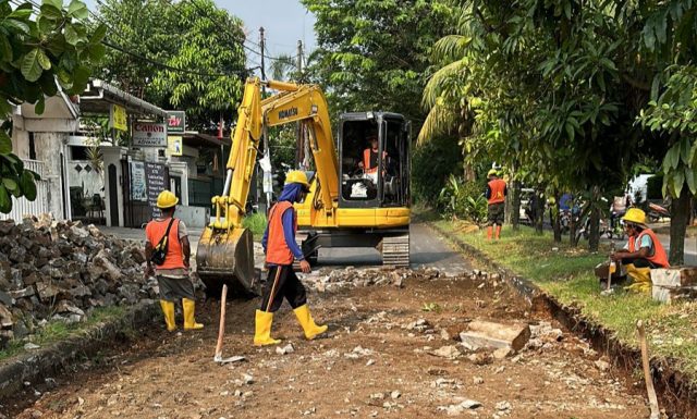DSDABMBK Tangsel Lakukan Peningkatan Jalan di Perumahan Bukit Nusa lndah Ciputat